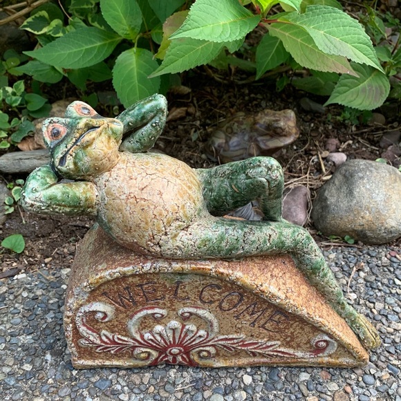 🐸 Sexy outdoor frog decor (LOL!)